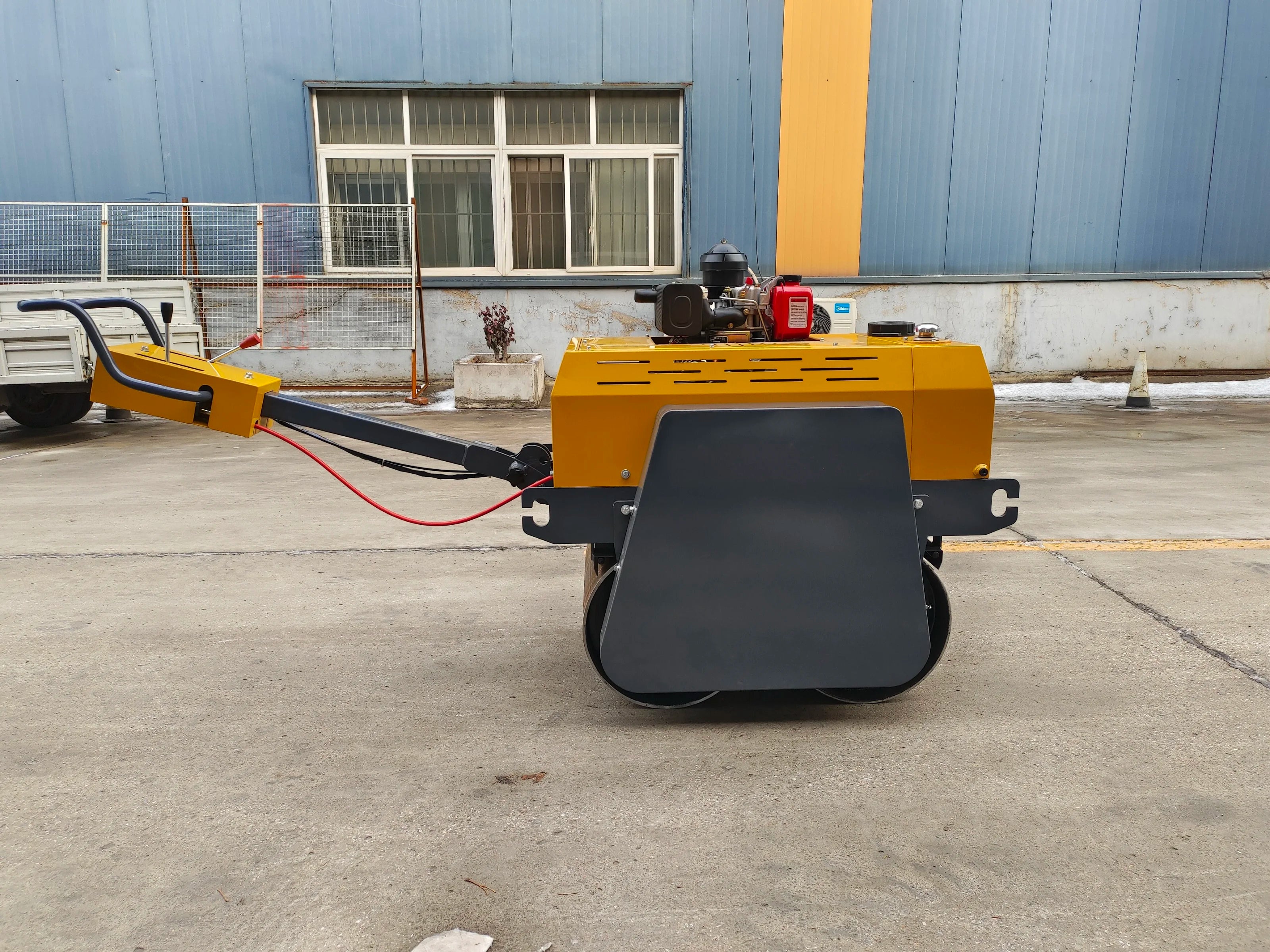 550 KG Double Drum Mini Road Roller Walk behind Handheld Vibratory Compactor with Changchai Engine