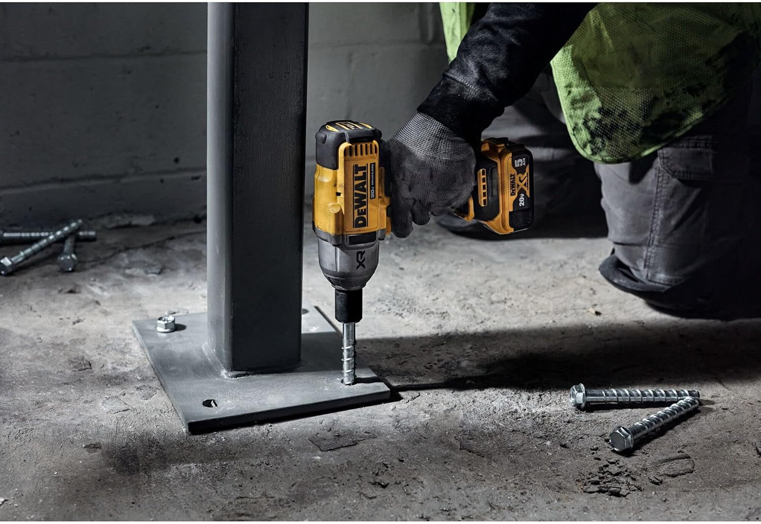 20V MAX Cordless Impact Wrench Kit, 20V MAX, 1/2" Hog Ring with 4-Mode Speed, Includes Battery, Charger and Kit Bag (DCF900P1)